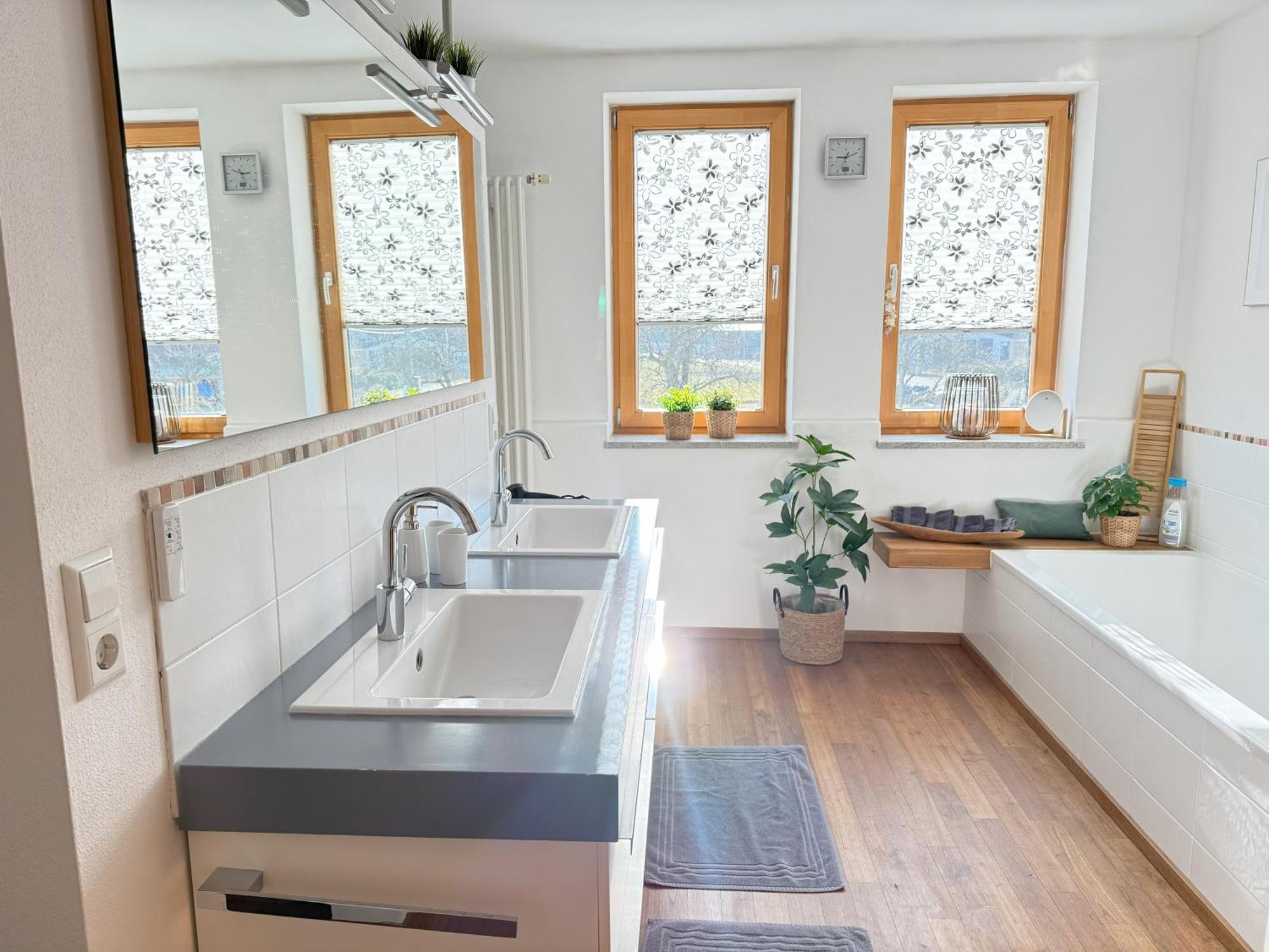 Fe Wo Brunnen - 120 Qm - Ruhige Lage - Viel Natur- Komfortabel - Grosser Balkon Und Garten Memmingen Bagian luar foto